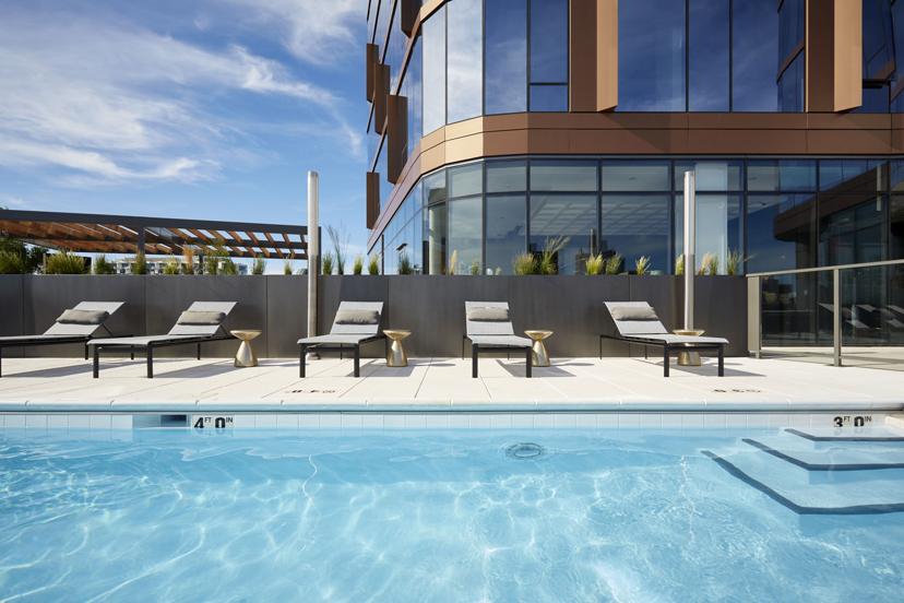 5252 apartments pool